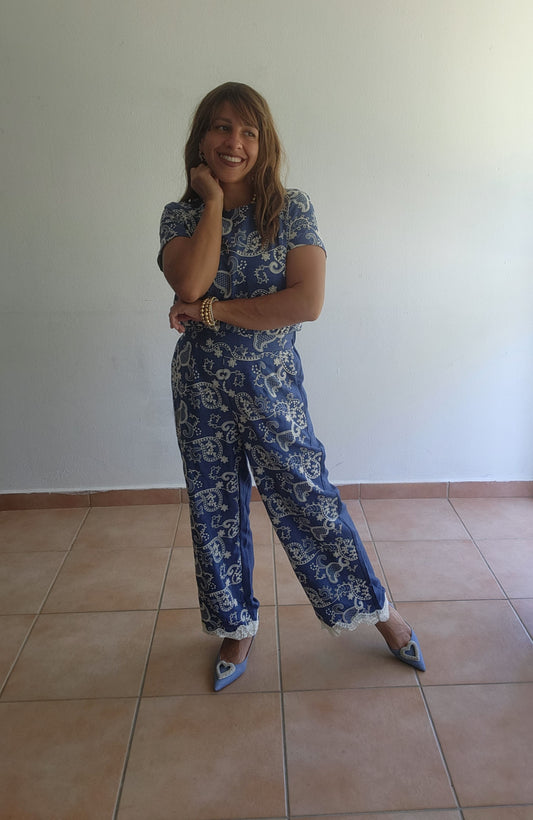 ******Embroidered blue set]