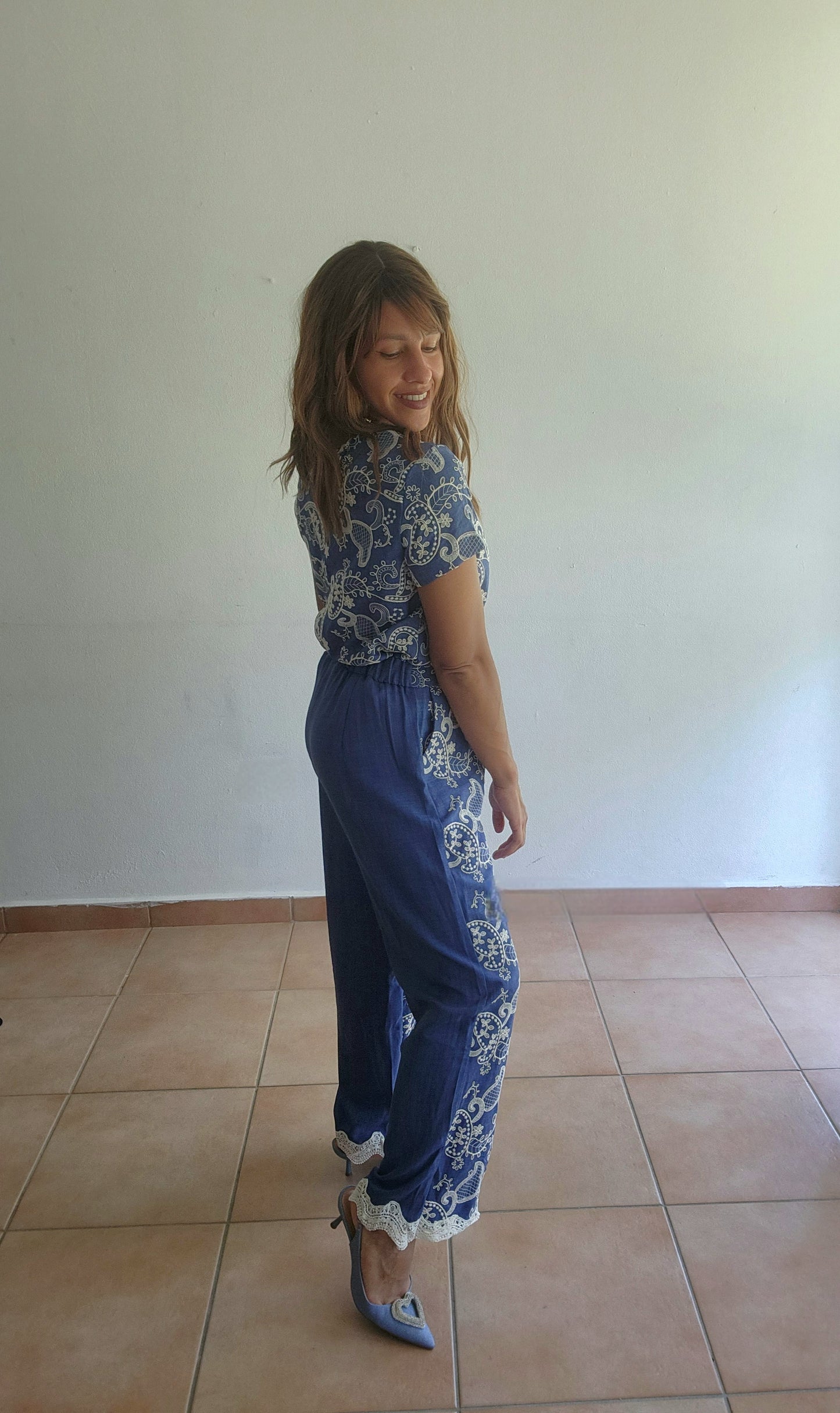 ******Embroidered blue set]
